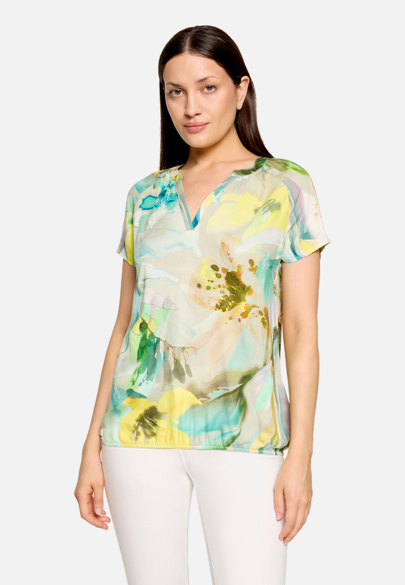 Satin-Bluse mit Blumenprint / Modellfoto Vorderseite