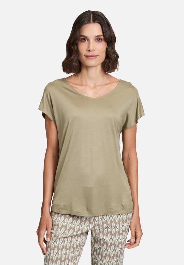 Basic Shirt mit V-Ausschnitt / Modellfoto Vorderseite