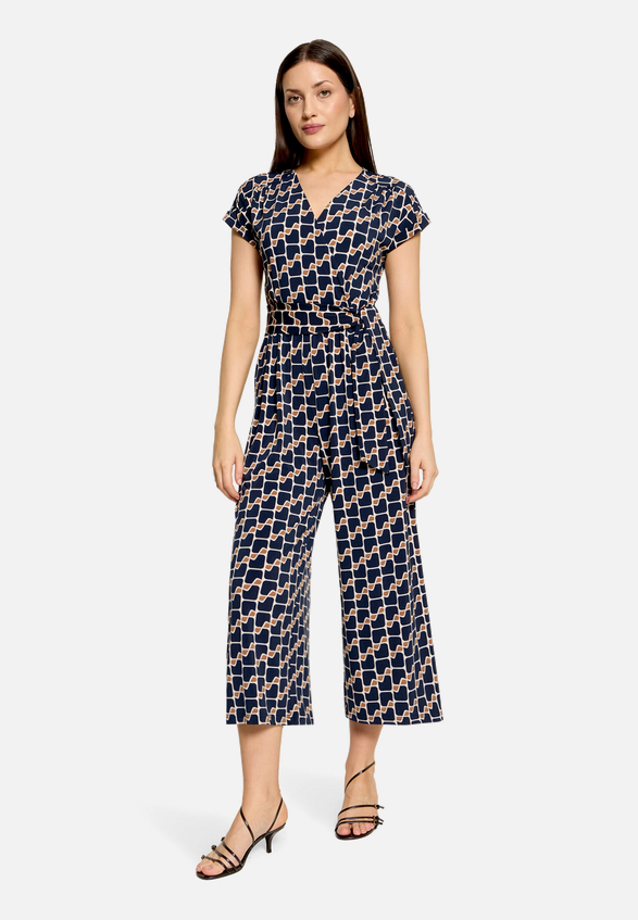 Jumpsuit  kurzarm mit grafischem Muster  / Modellfoto Vorderseite