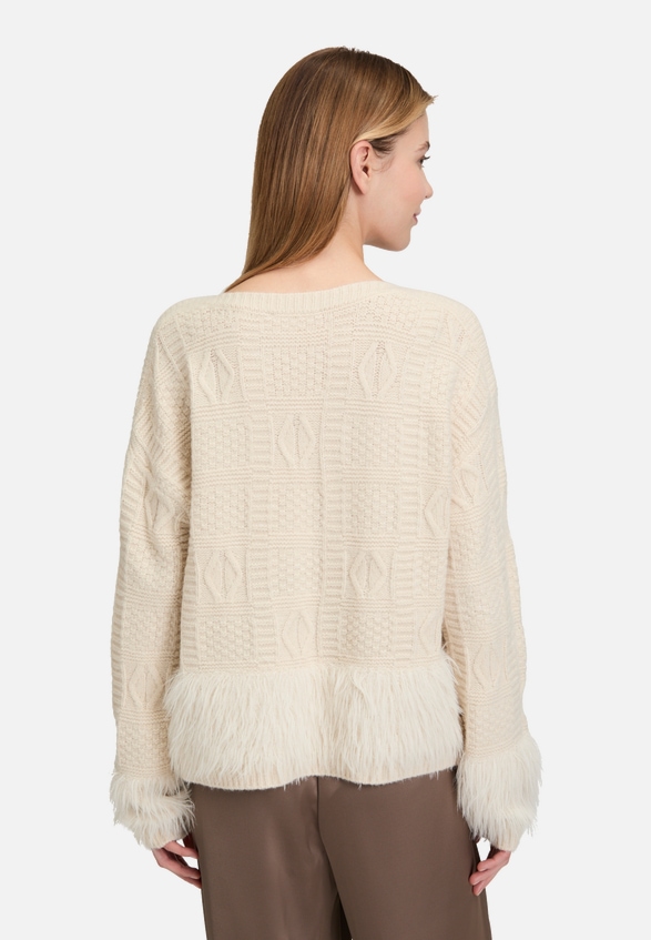 Grobstrick-Pullover mit Effektgarn / Modellfoto Rückseite
