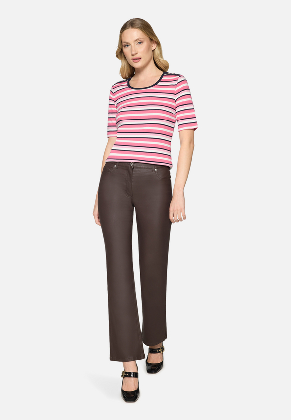 Basic Shirt mit Rippenstruktur / Modellfoto Vorderseite (Outfit)