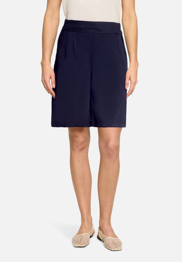 Bermuda-Shorts  mit elastischem Bund / Modellfoto Vorderseite