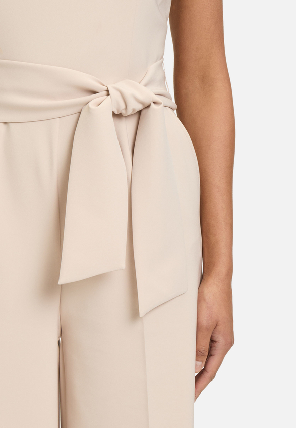 Eleganter Jumpsuit mit Bindegürtel / Detailbild