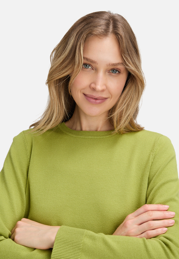 Basic-Strickpullover mit Rundhalsausschnitt / Detailbild