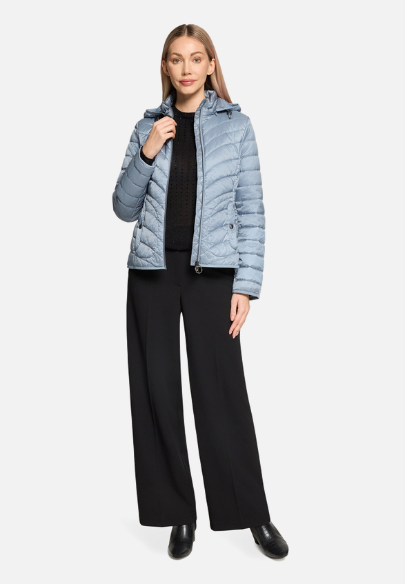 Outdoorjacke mit abnehmbarer Kapuze / Modellfoto Vorderseite (Outfit)