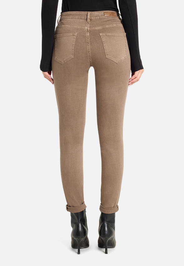 Basic-Jeans mit Waschung / Modellfoto Rückseite