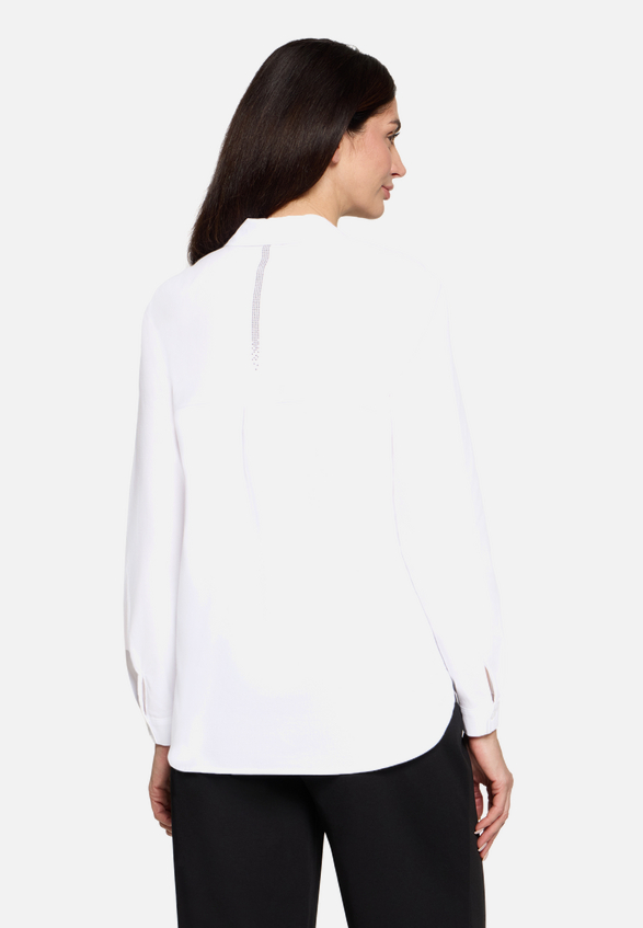 Hemdbluse mit Kragen / Modellfoto Rückseite