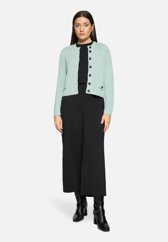 Strick-Cardigan mit aufgesetzten Taschen / Modellfoto Vorderseite (Outfit)