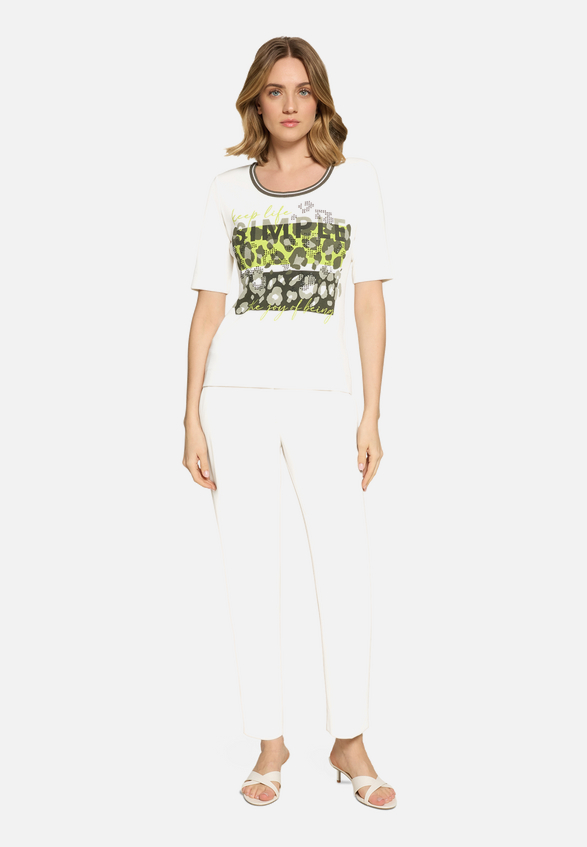 Basic Shirt mit Rippenstruktur / Modellfoto Vorderseite (Outfit)
