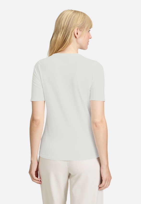 Basic Shirt mit Aufdruck / Modellfoto Rückseite
