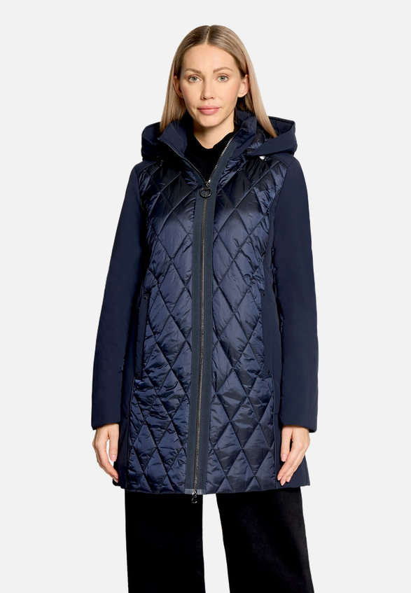 Outdoorjacke mit abnehmbarer Kapuze / Modellfoto Vorderseite