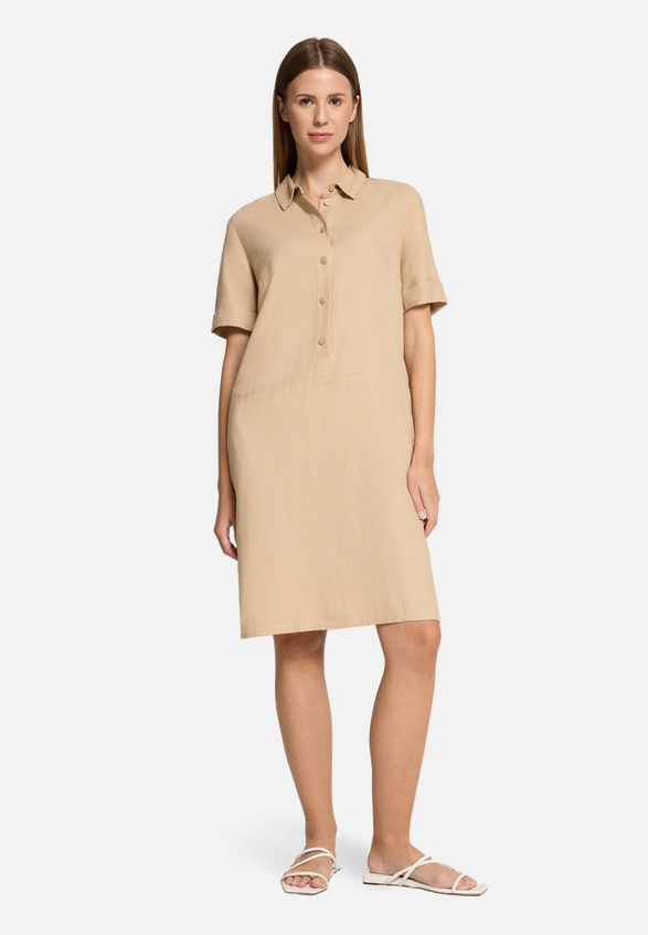 Leinenkleid mit Knopfleiste / Modellfoto Vorderseite (Outfit)
