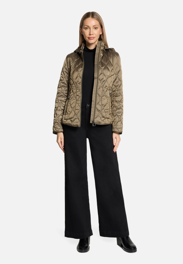 Outdoorjacke mit abnehmbarer Kapuze / Modellfoto Vorderseite (Outfit)