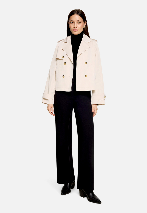 Kurzer Trenchcoat  mit Knöpfen  / Modellfoto Vorderseite (Outfit)