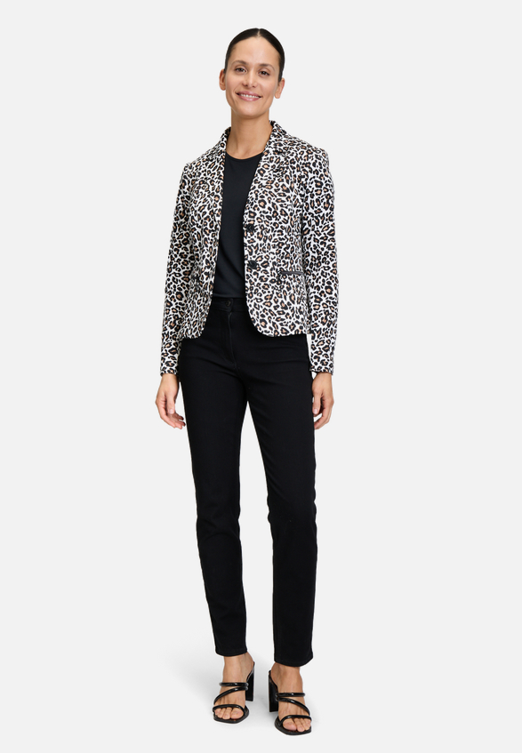 Kurzblazer mit Animalprint / Modellfoto Vorderseite (Outfit)