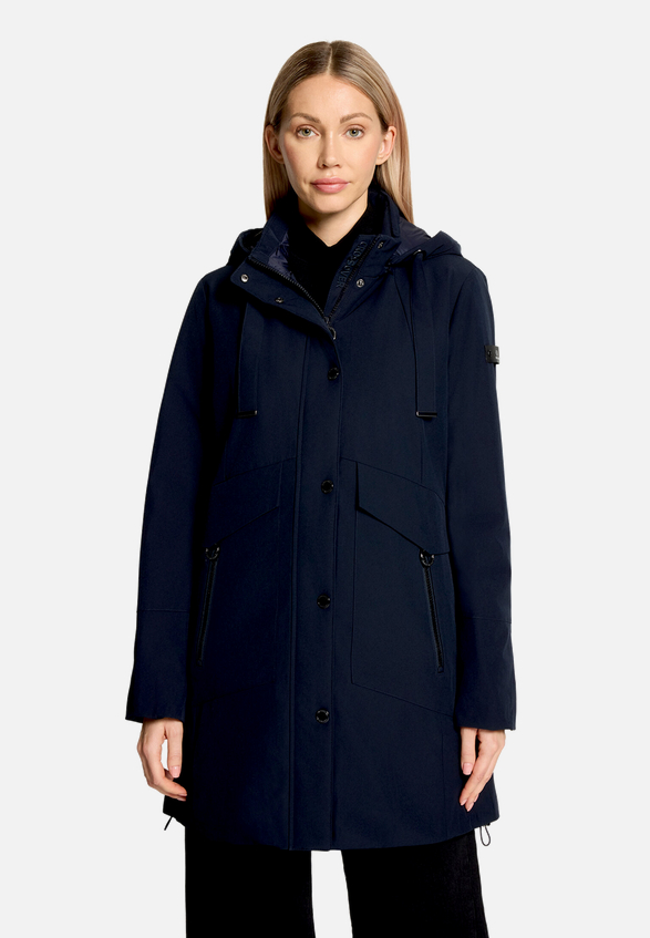 Outdoorjacke mit abnehmbarer Kapuze / Modellfoto Vorderseite