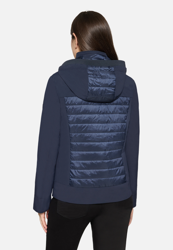 Outdoorjacke mit abnehmbarer Kapuze / Modellfoto Rückseite