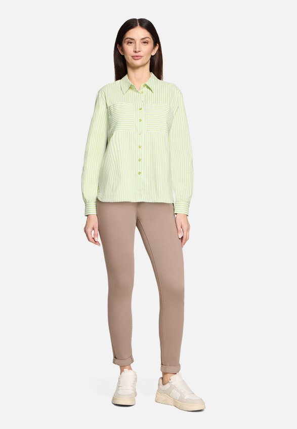 Slim Fit Jeans  mit Stretch Anteil Style Sunny  / Modellfoto Vorderseite (Outfit)
