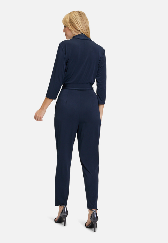 Jumpsuit mit Eingrifftaschen / Modellfoto Rückseite