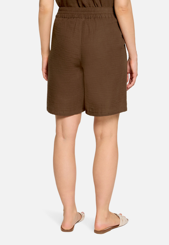 Musselin-Shorts mit elastischem Bund  / Modellfoto Rückseite