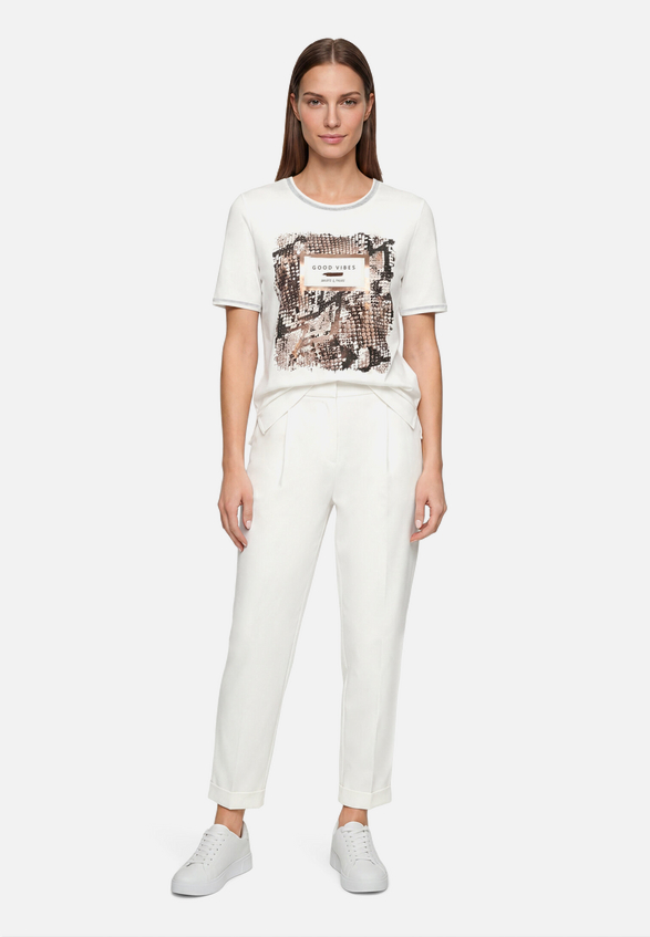 Basic Shirt mit Aufdruck / Modellfoto Vorderseite (Outfit)
