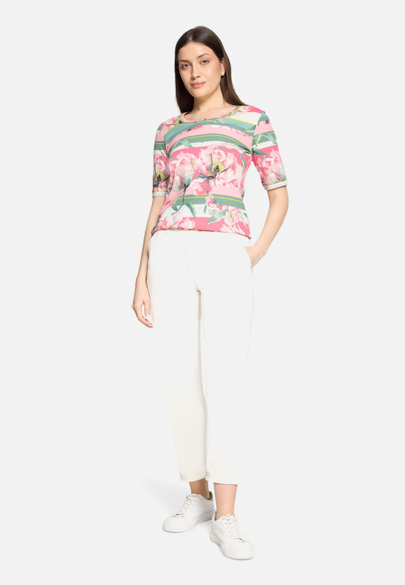 Basic Shirt mit Rippenstruktur / Modellfoto Vorderseite (Outfit)