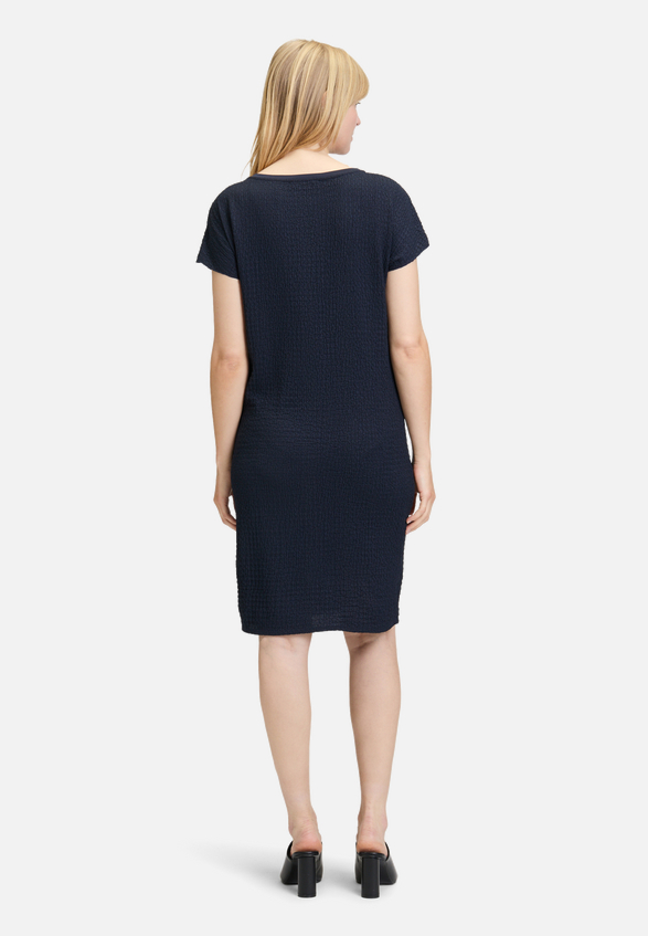Plisseekleid kurzarm / Modellfoto Rückseite