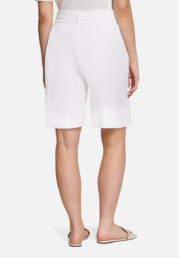 Shorts mit Bundfalten / Modellfoto Rückseite