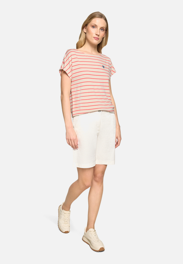 Casual-Shirt mit U-Boot-Ausschnitt / Modellfoto Vorderseite (Outfit)