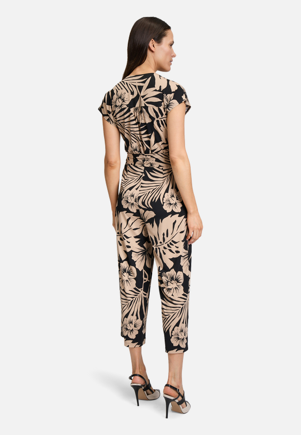 Jumpsuit mit Eingrifftaschen / Modellfoto Rückseite