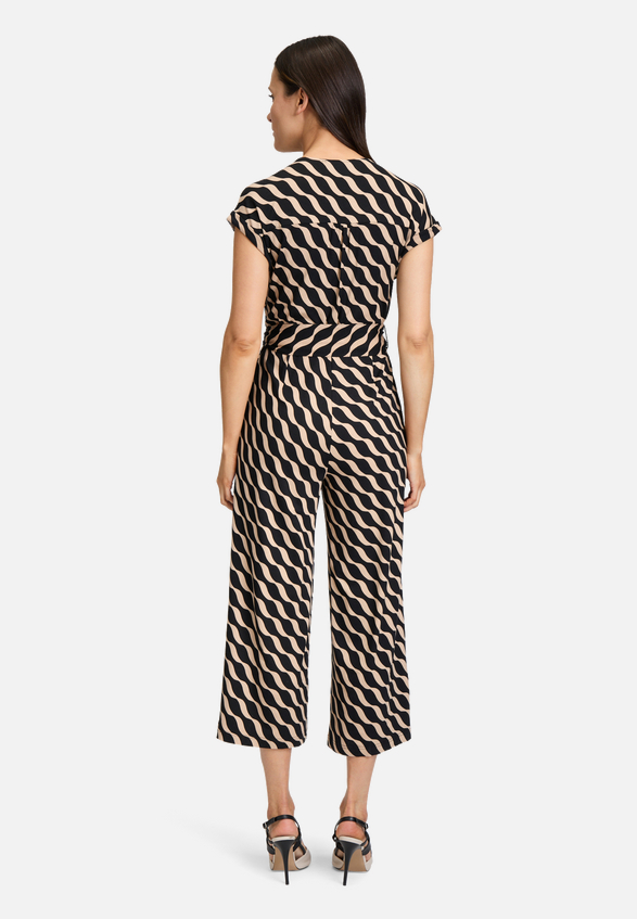 Jumpsuit mit Eingrifftaschen / Modellfoto Rückseite