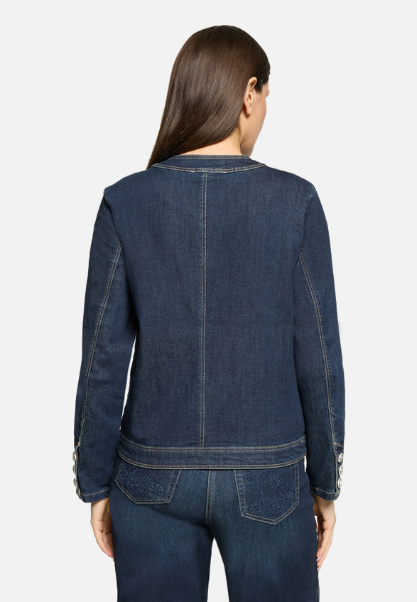 Jeansjacke mit Knöpfen / Modellfoto Rückseite