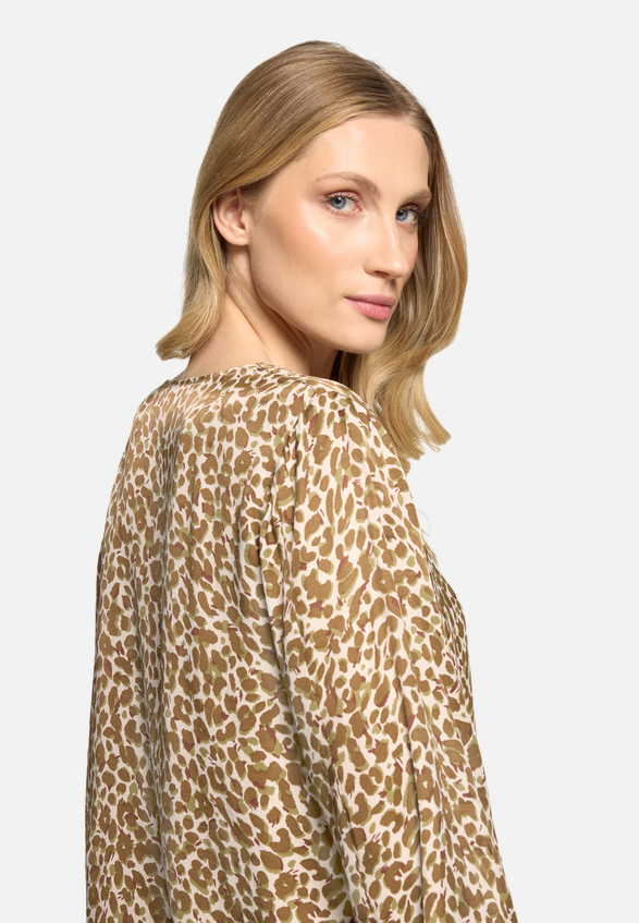 Schlupfbluse mit Leoprint / Detailbild