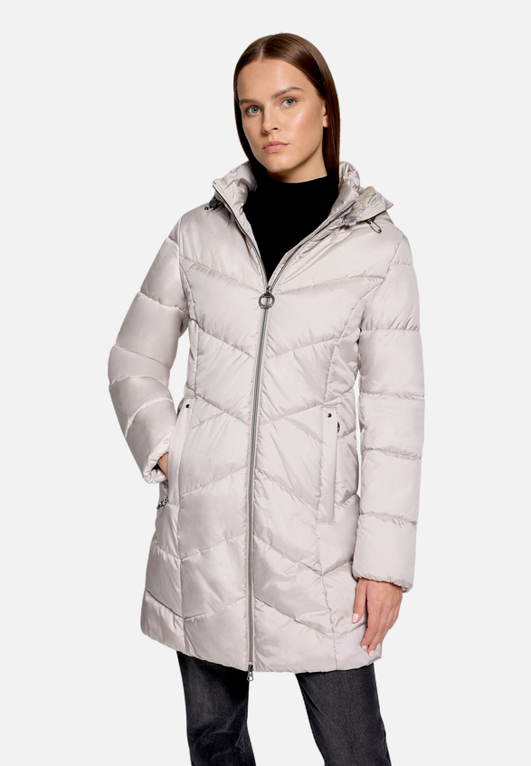 Outdoorjacke mit abnehmbarer Kapuze / Modellfoto Vorderseite