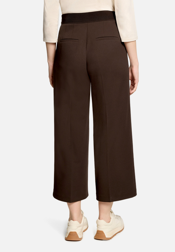 Culotte  mit Bügelfalte und elastischem Bund / Modellfoto Rückseite