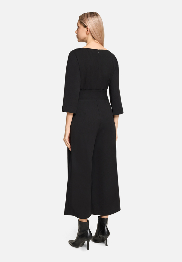 Jumpsuit mit Eingrifftaschen / Modellfoto Rückseite