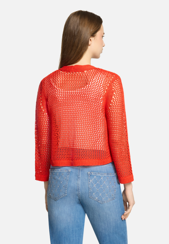 Grobstrickjacke mit Lochmuster / Modellfoto Rückseite
