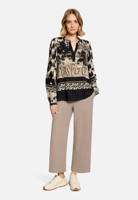 Longbluse mit Stehkragen / Modellfoto Vorderseite (Outfit)