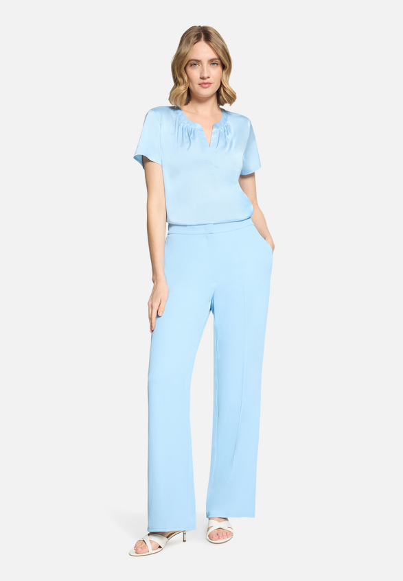 Satin-Bluse kurzarm / Modellfoto Vorderseite (Outfit)