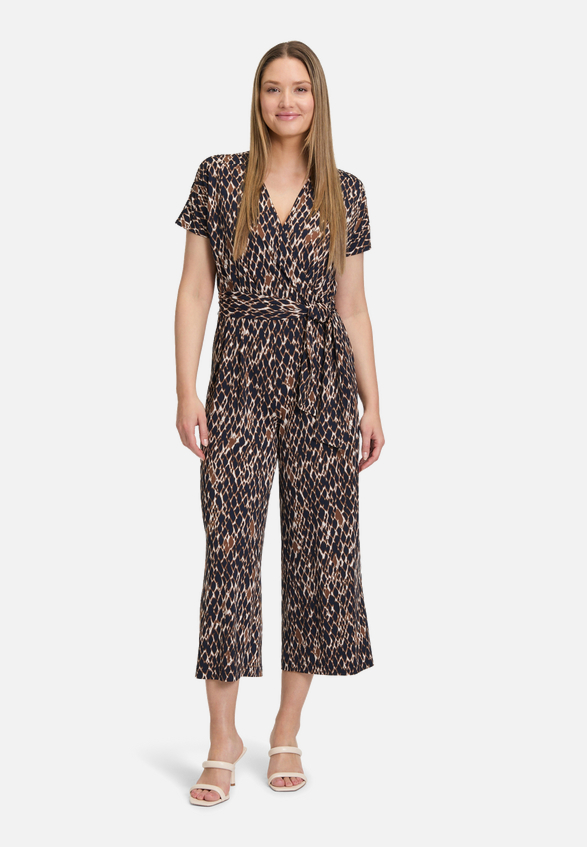 Jumpsuit mit Eingrifftaschen / Modellfoto Vorderseite