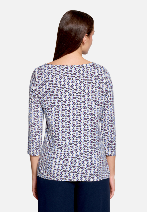 Shirt  3/4 Arm mit grafischem Muster / Modellfoto Rückseite