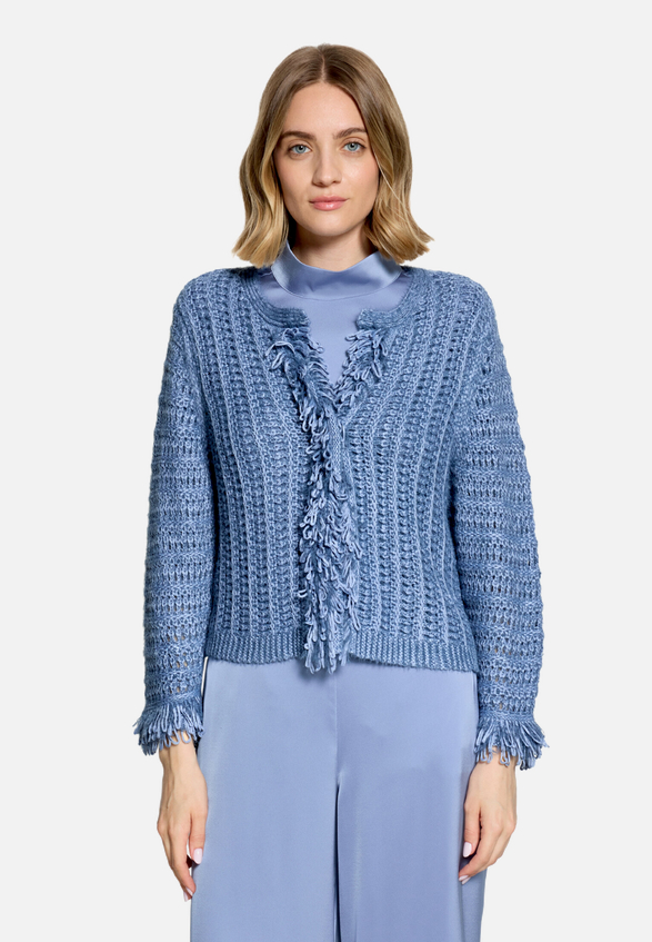 Strickjacke mit Fransen / Modellfoto Vorderseite