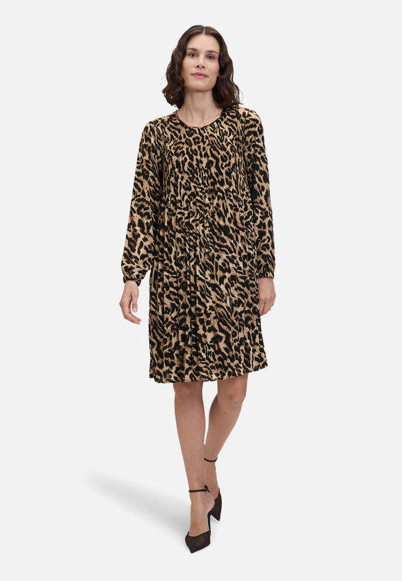 Plisseekleid langarm / Modellfoto Vorderseite (Outfit)
