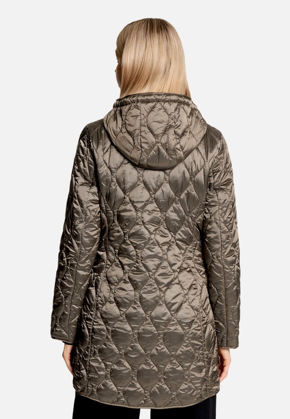 Outdoorjacke mit abnehmbarer Kapuze / Modellfoto Rückseite