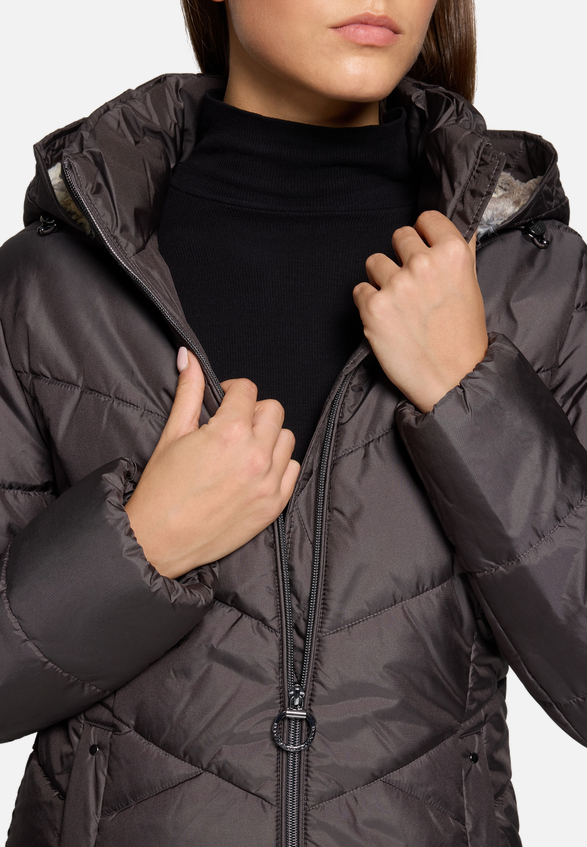 Outdoorjacke mit abnehmbarer Kapuze / Detailbild