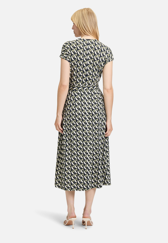 Jerseykleid mit V-Ausschnitt / Modellfoto Rückseite