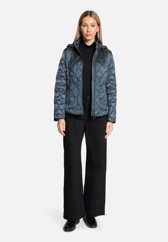 Outdoorjacke mit abnehmbarer Kapuze / Modellfoto Vorderseite (Outfit)