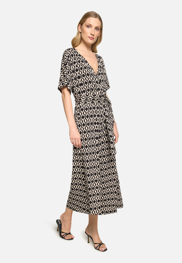 Eleganter Jumpsuit  mit grafischem Muster / Modellfoto Vorderseite (Outfit)