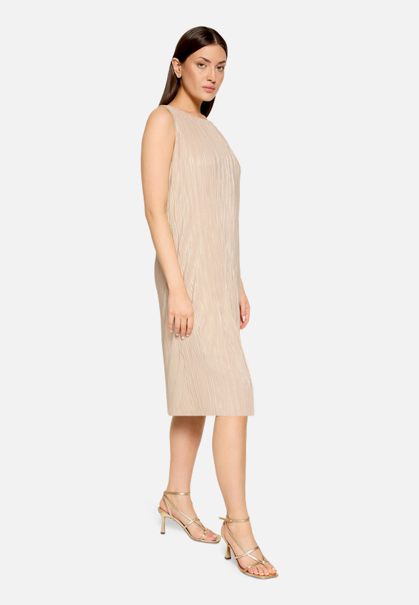 Chiffonkleid ohne Arm / Modellfoto Vorderseite (Outfit)