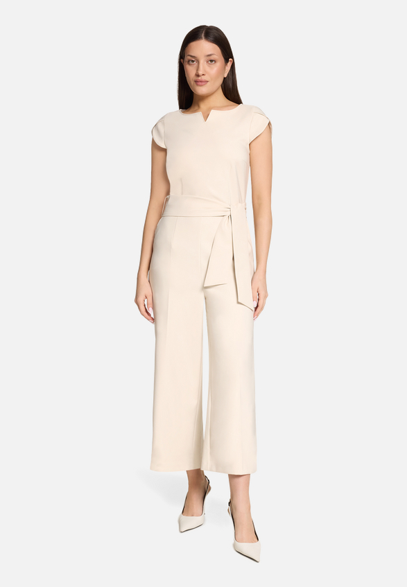 Eleganter Jumpsuit mit Bindegürtel / Modellfoto Vorderseite